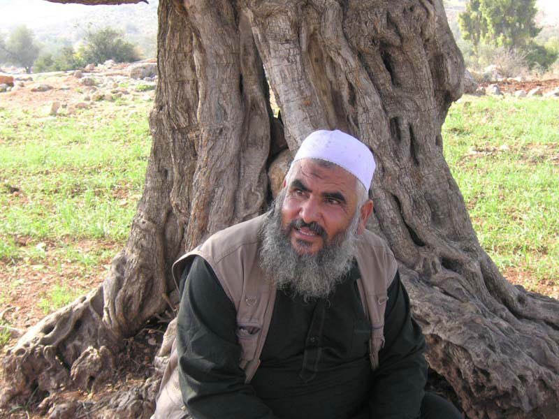 Ein Mann sitzend am Baum